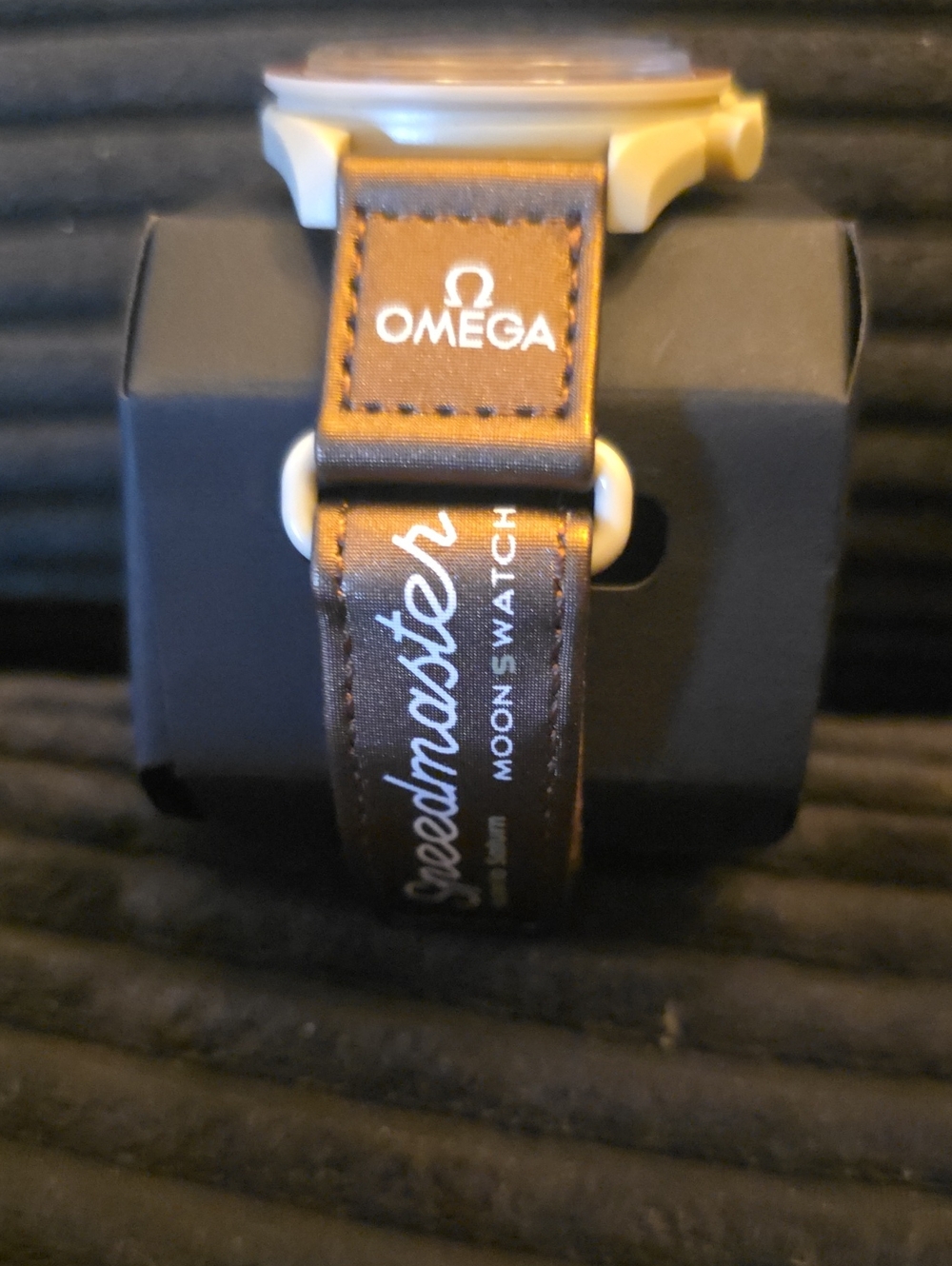 Swatch x Omega Bioceramic MoonSwatch "Mission to Saturn" (Reference: SO33T100). - Picture 7 of 8